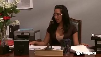 Начальник позвал секретаршу в роговых очках в свой кабинет и раздвинул ее на анальный секс